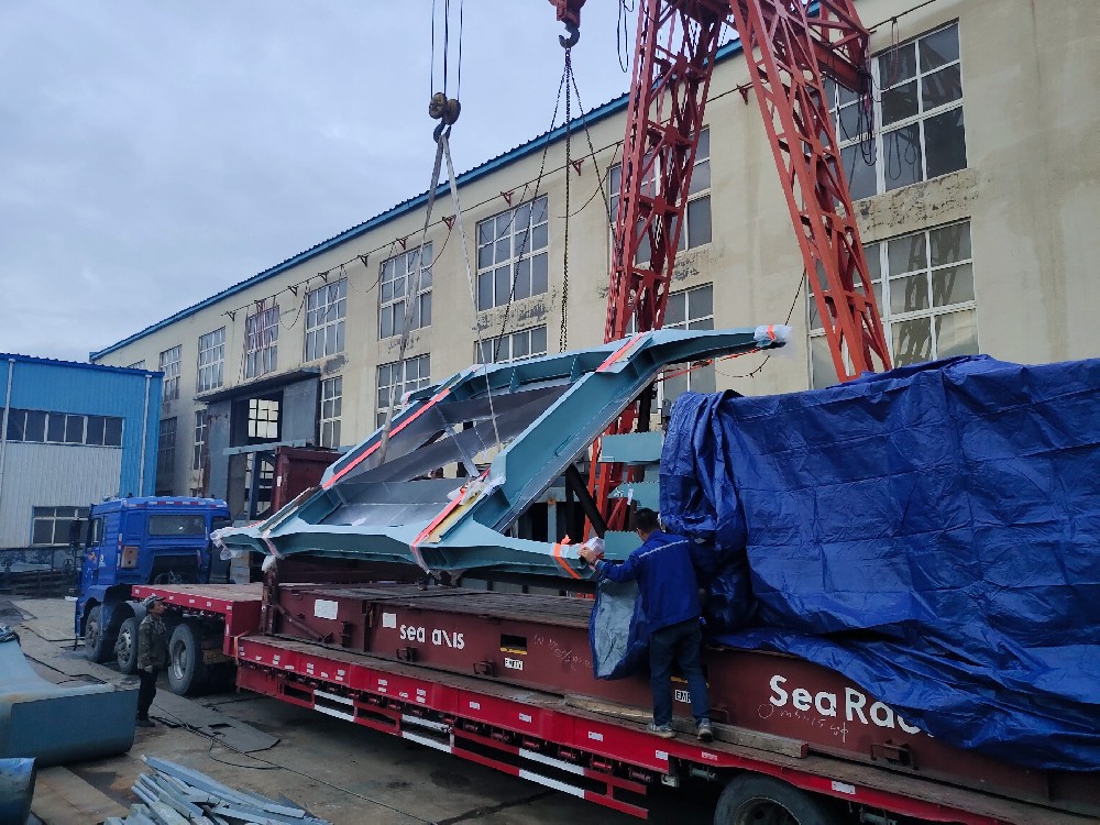 大連富泓機(jī)械設(shè)備有限公司鉚焊件成品發(fā)貨裝車